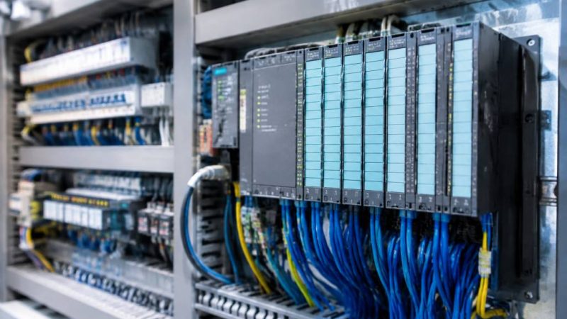 Plc programmable logic controllers: Funktionsweise, Einsatzbereiche und Auswahl in der Industrie