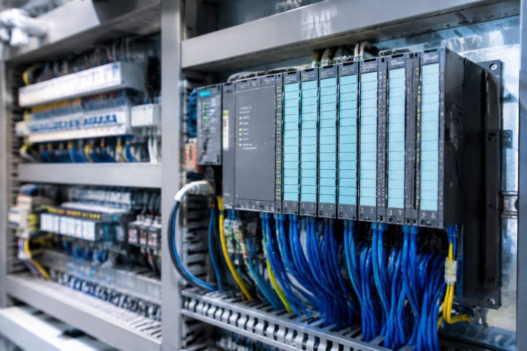 Plc programmable logic controllers: Funktionsweise, Einsatzbereiche und Auswahl in der Industrie